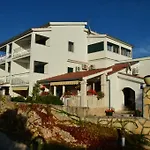 In With Balcony, Air Condition, Wifi, Washing Machine Apartman Vinišće